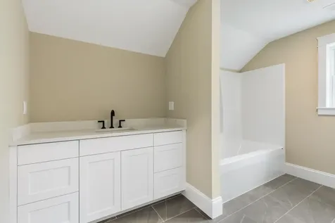 10 Shipwright Way Newington NH 03801