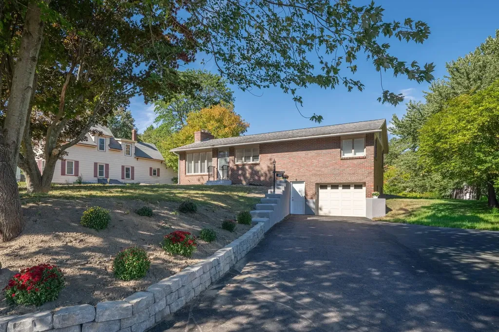 126 Cohas Avenue Manchester NH 03109