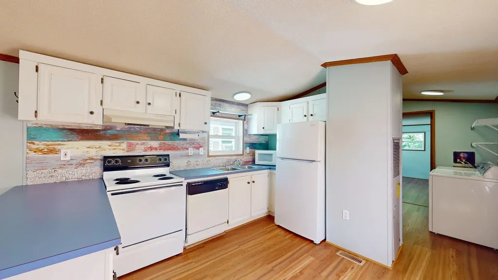 89 End Street Salem NH 03079