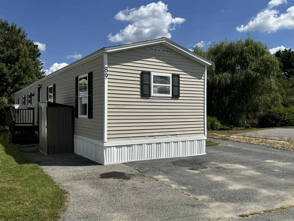 89 End Street Salem NH 03079