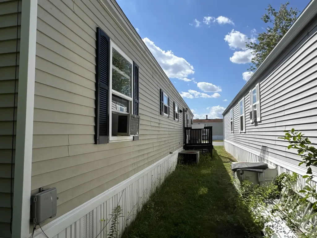 89 End Street Salem NH 03079