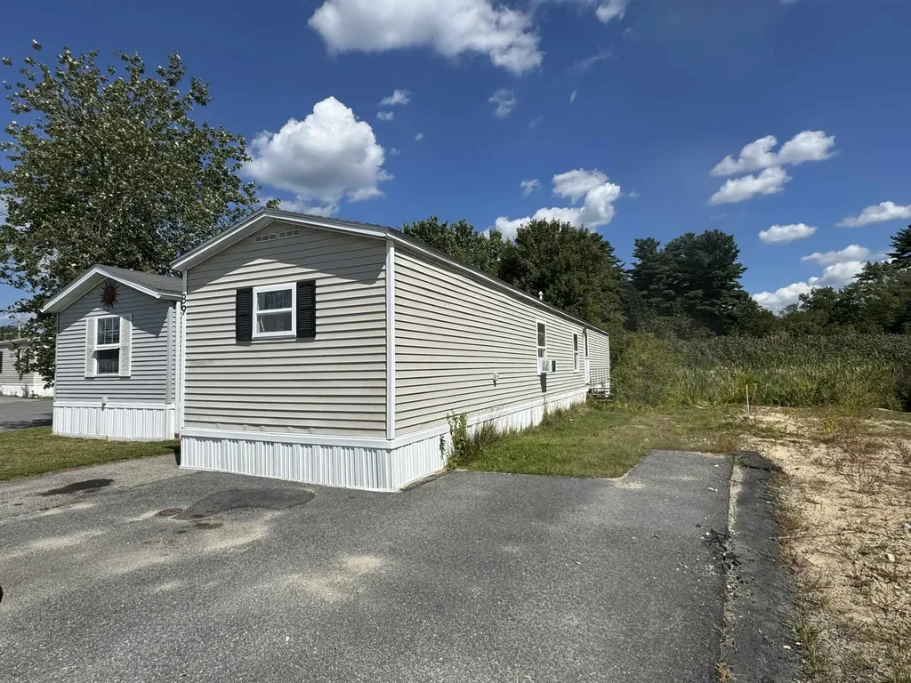 89 End Street Salem NH 03079