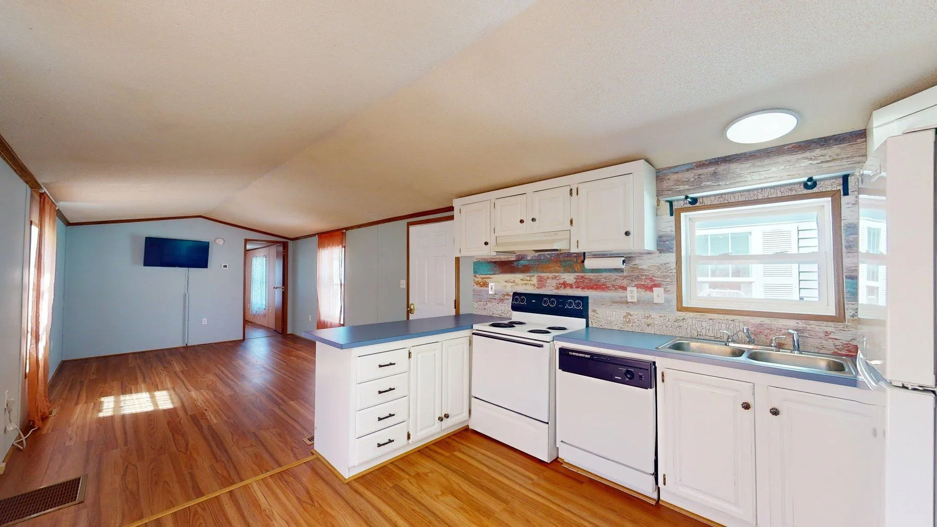 89 End Street Salem NH 03079