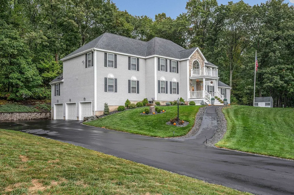 7 Lyons Way Pelham NH 03076