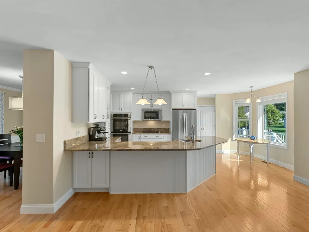 10 Pilgrim Circle Nashua NH 03063