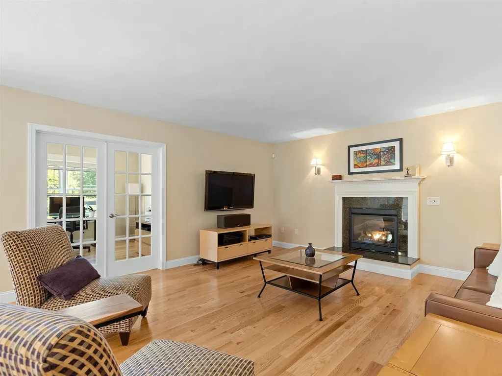 10 Pilgrim Circle Nashua NH 03063