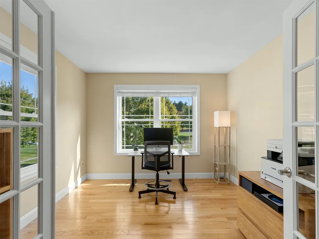 10 Pilgrim Circle Nashua NH 03063