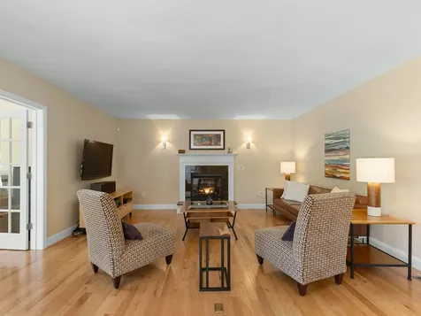 10 Pilgrim Circle Nashua NH 03063