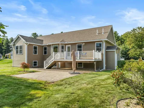 10 Pilgrim Circle Nashua NH 03063