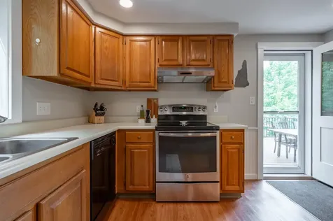 9 Holstein Avenue Londonderry NH 03053