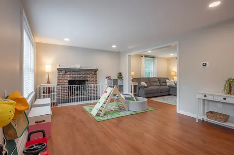 9 Holstein Avenue Londonderry NH 03053