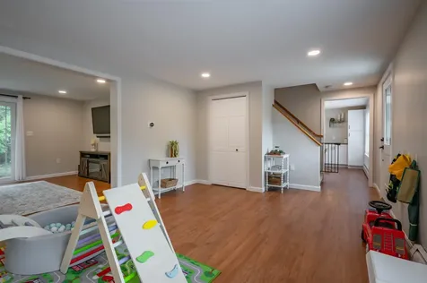 9 Holstein Avenue Londonderry NH 03053