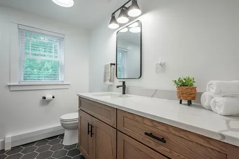 9 Holstein Avenue Londonderry NH 03053