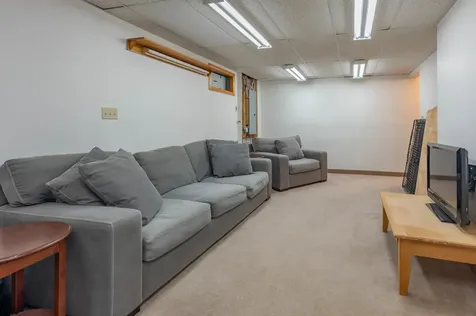 9 Holstein Avenue Londonderry NH 03053