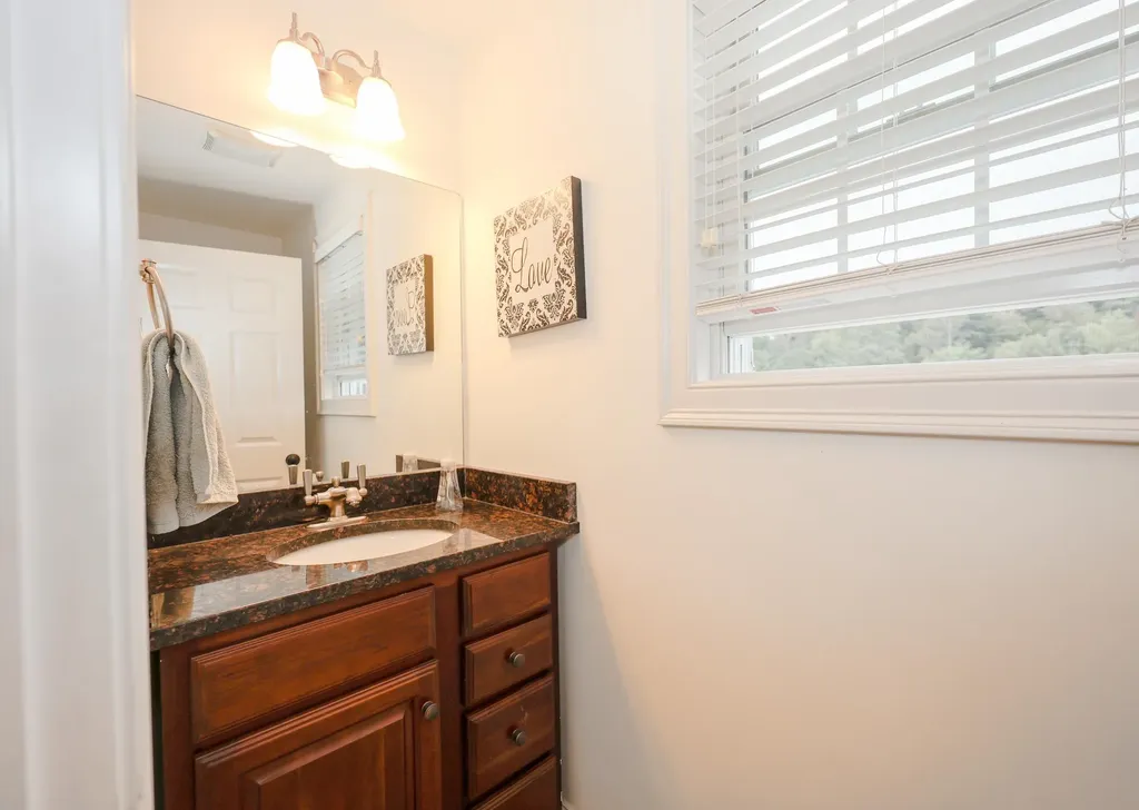 49 Old Mill Road Lee NH 03861