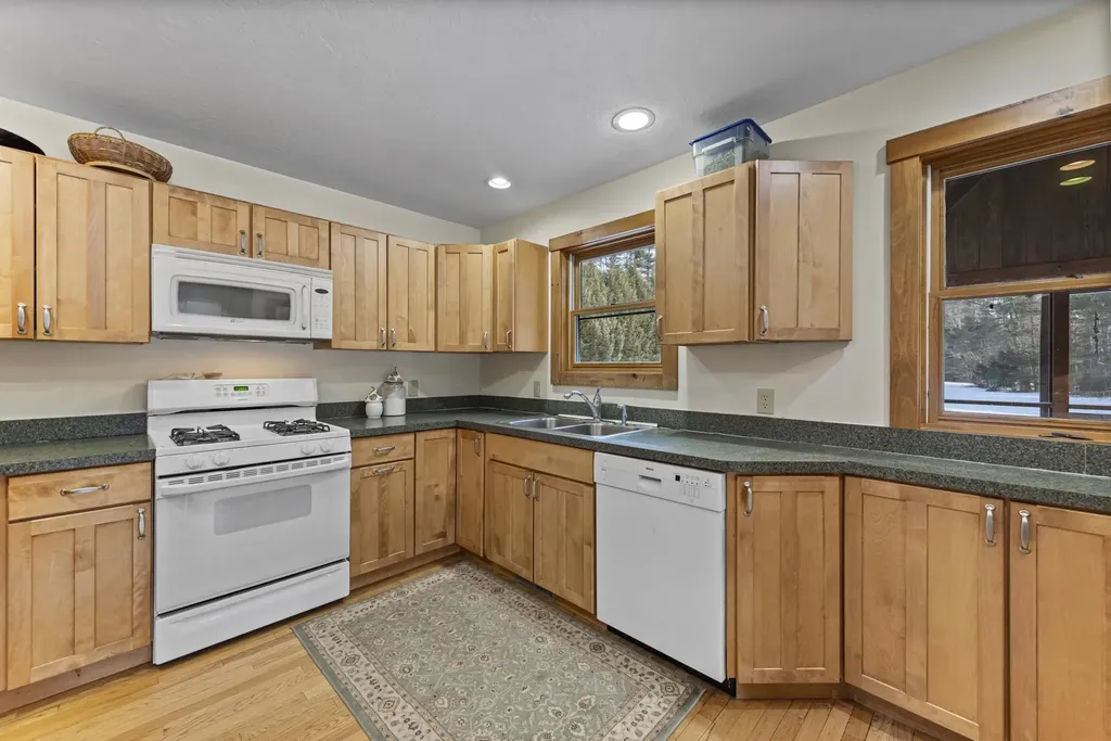 52 Jansen Farm Road Thornton NH 03285