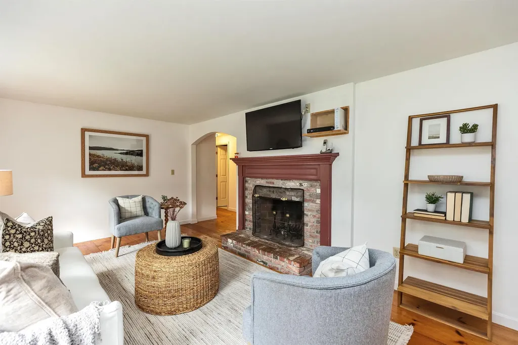 9 Burnham Drive New Boston NH 03070