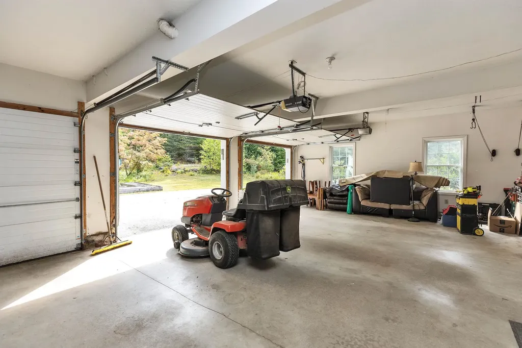 9 Burnham Drive New Boston NH 03070