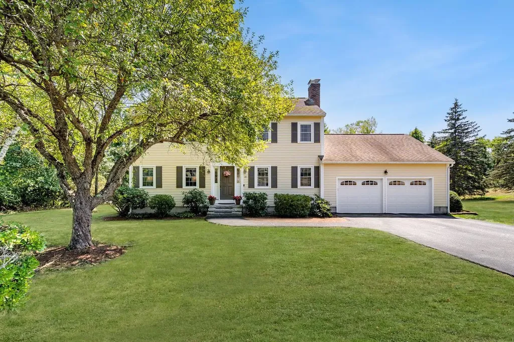 38 Christmas Tree Circle Bedford NH 03110