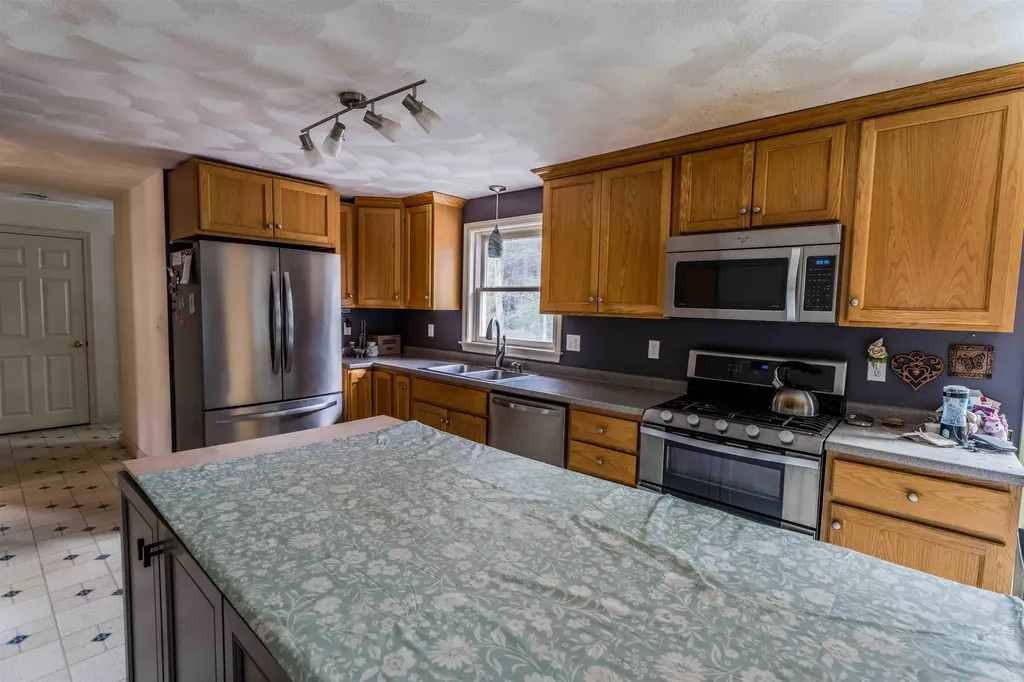 9 Round Robin Loop Fremont NH 03044