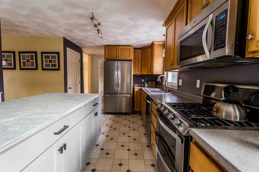 9 Round Robin Loop Fremont NH 03044