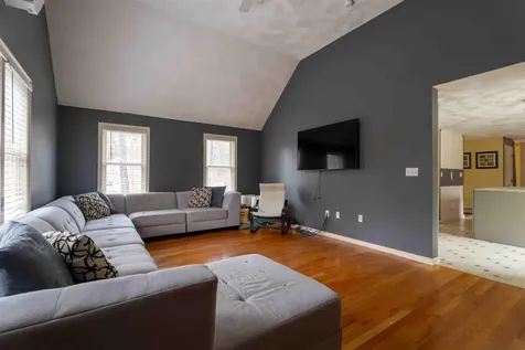 9 Round Robin Loop Fremont NH 03044