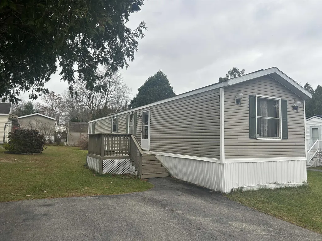 32 Pine Hill Mh Park Berwick ME 03901