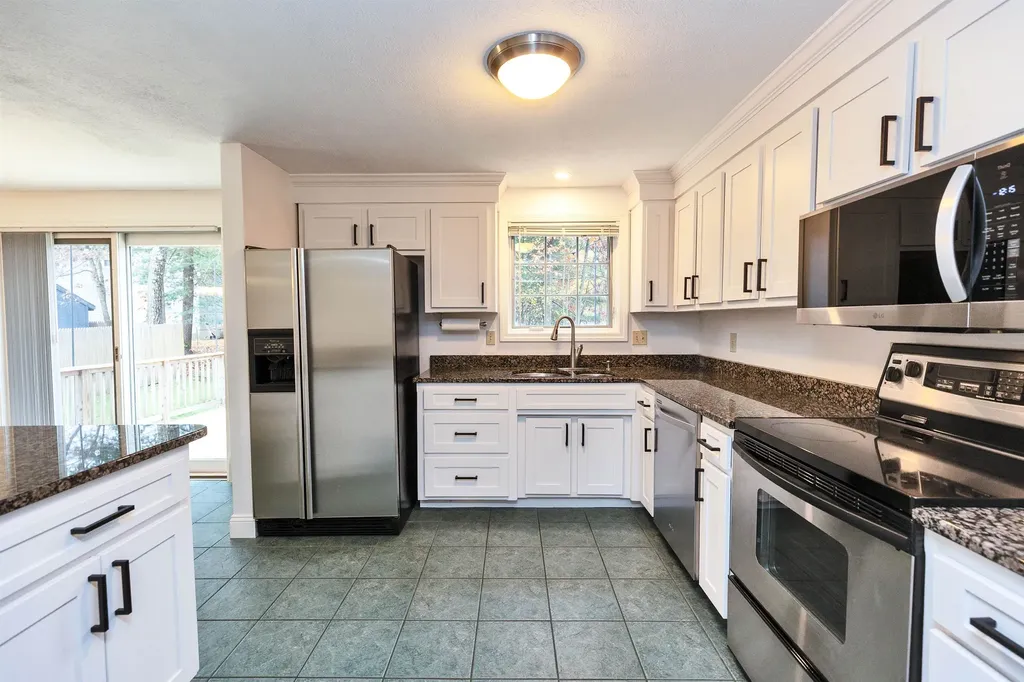 188 Harris Road Nashua NH 03062