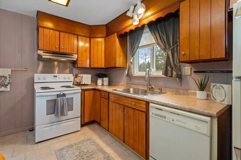 14 Heritage Hill Road Holderness NH 03245