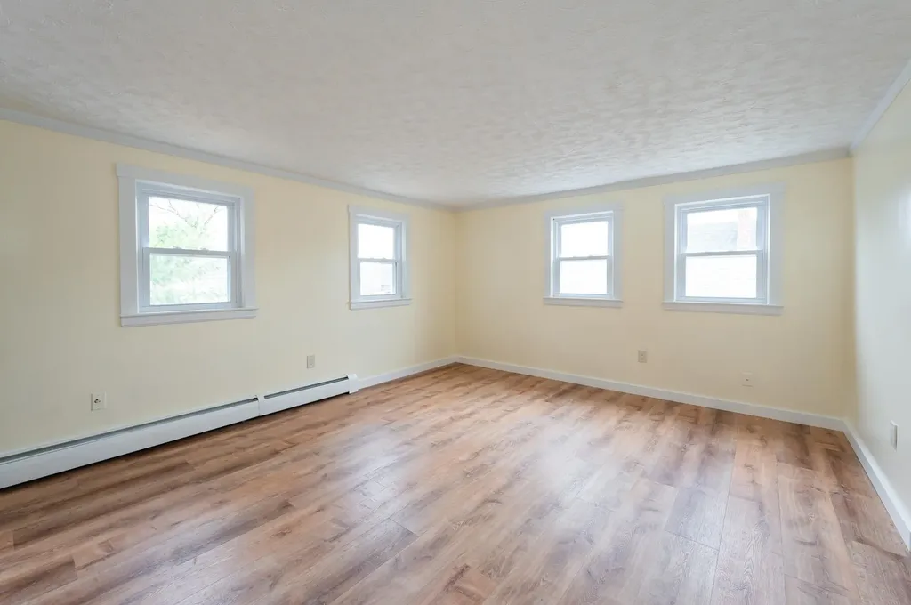 8 Laurel Street Derry NH 03038