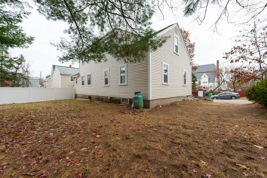 8 Laurel Street Derry NH 03038