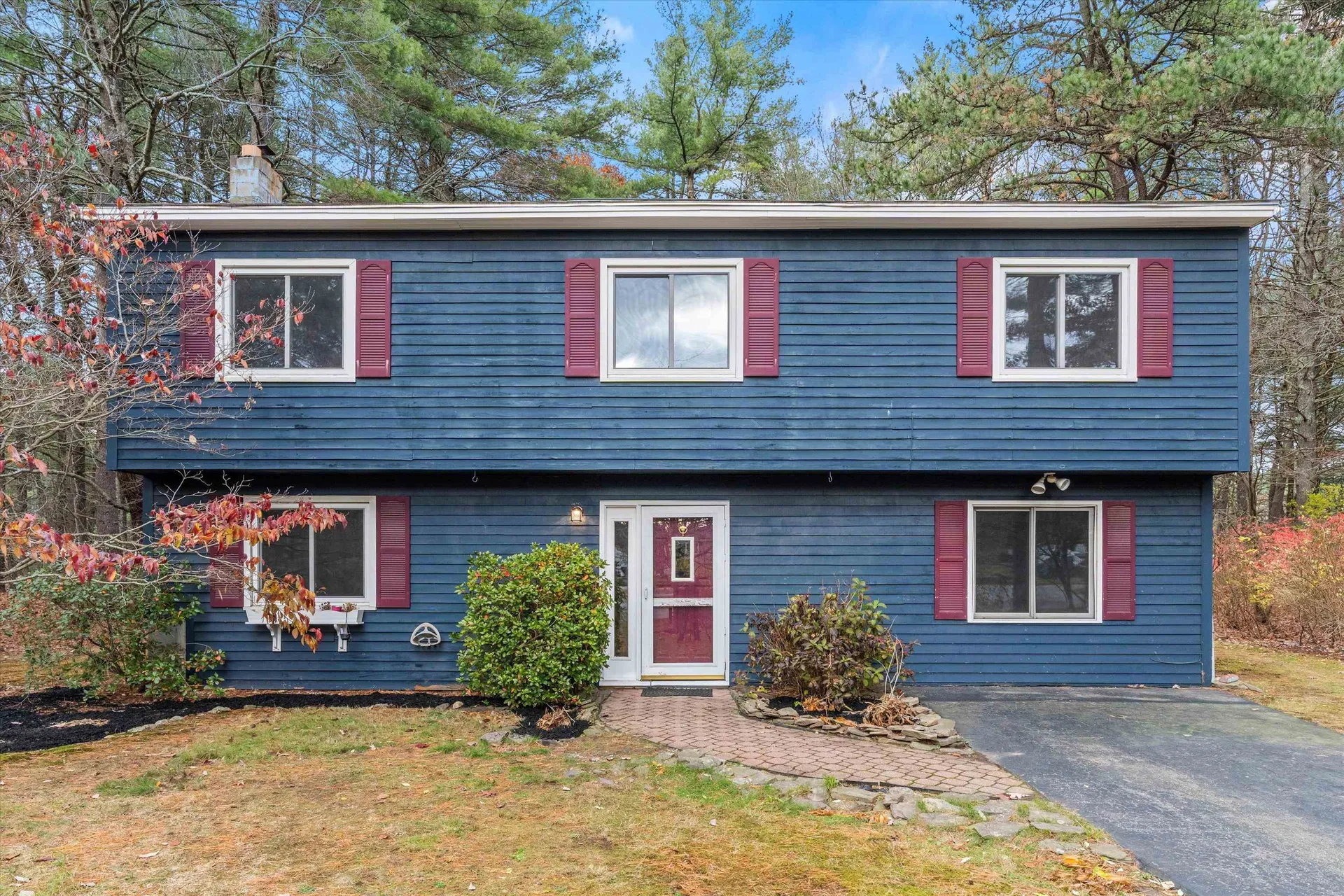 8 Iroquois Circle Londonderry NH 03053