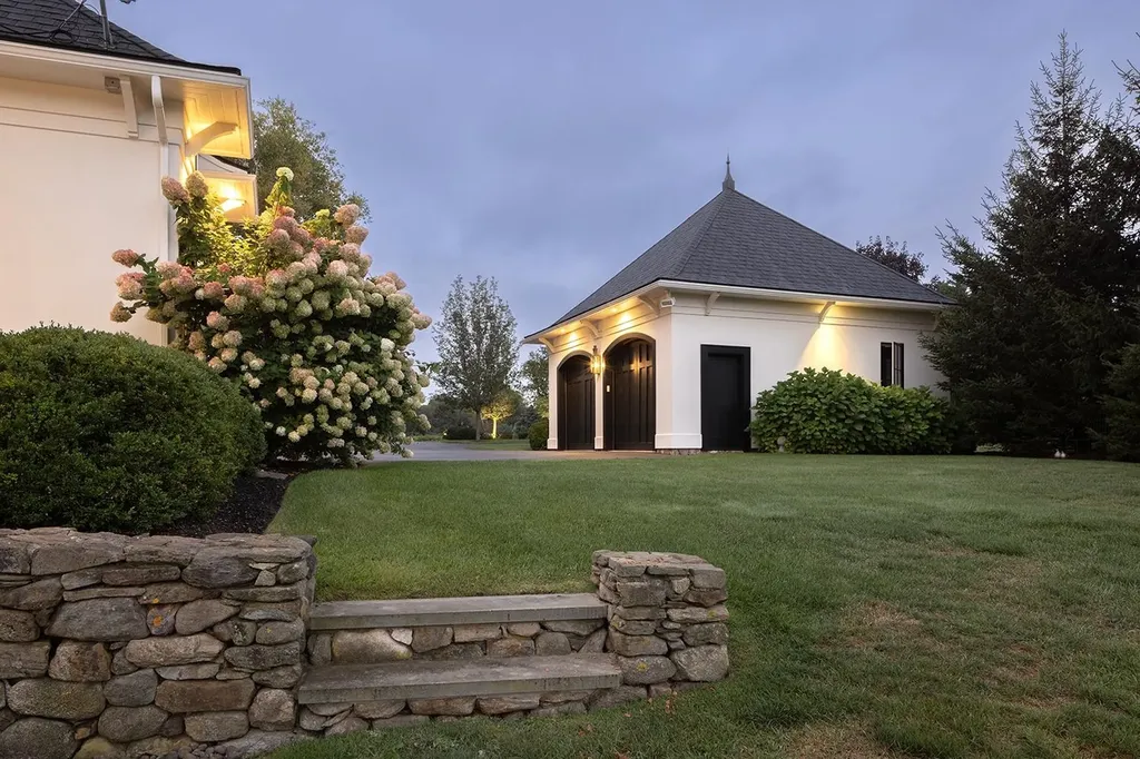12 Runnymede Drive North Hampton NH 03862