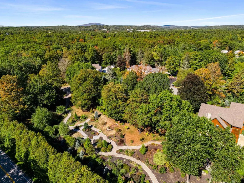 12-41 Knoll Crest Road Bedford NH 03110