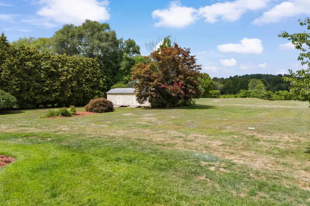6 Gumpas Hill Road Pelham NH 03076
