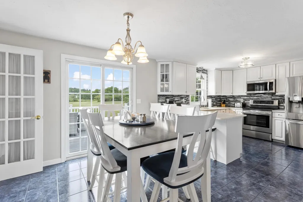 6 Gumpas Hill Road Pelham NH 03076