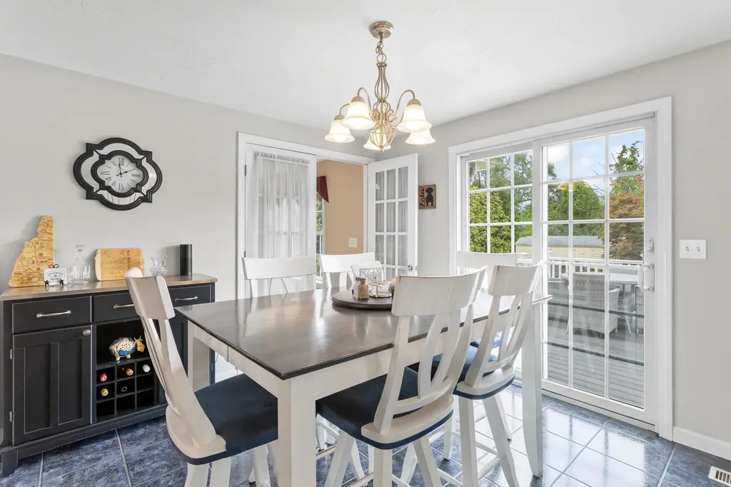 6 Gumpas Hill Road Pelham NH 03076