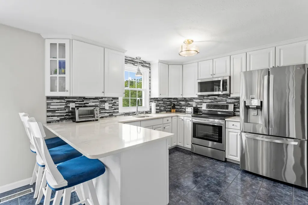 6 Gumpas Hill Road Pelham NH 03076