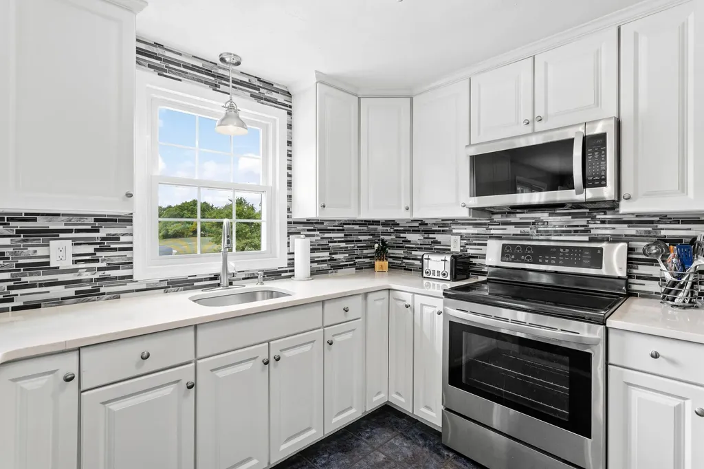 6 Gumpas Hill Road Pelham NH 03076