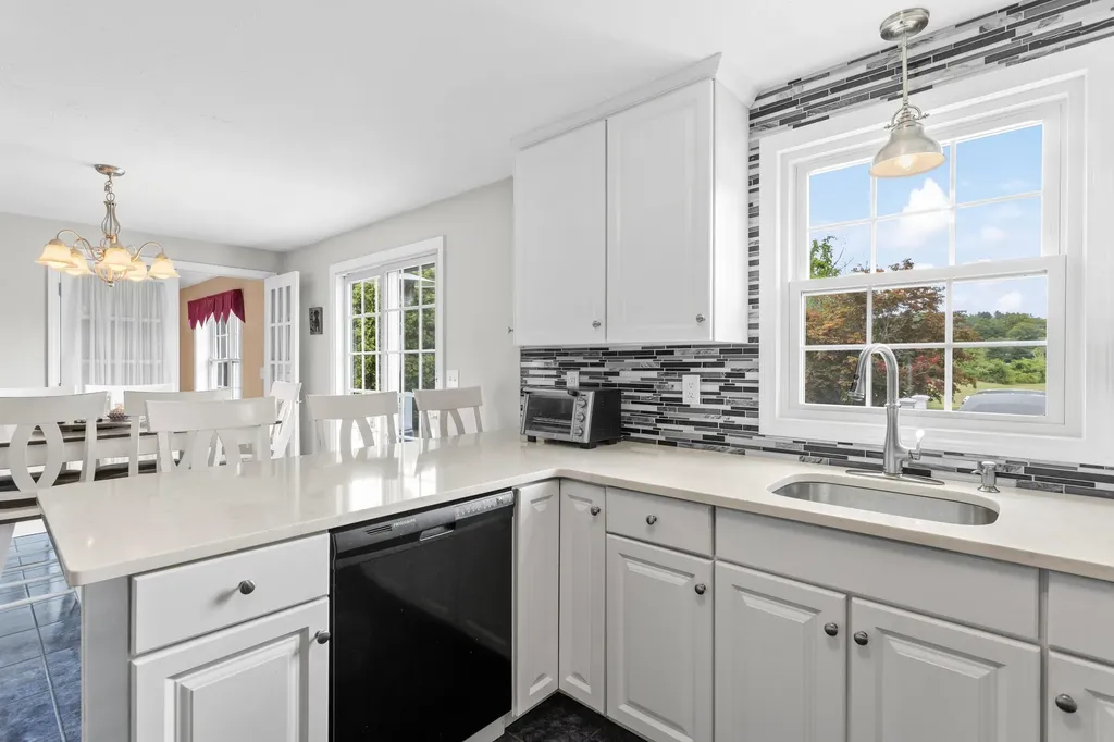 6 Gumpas Hill Road Pelham NH 03076