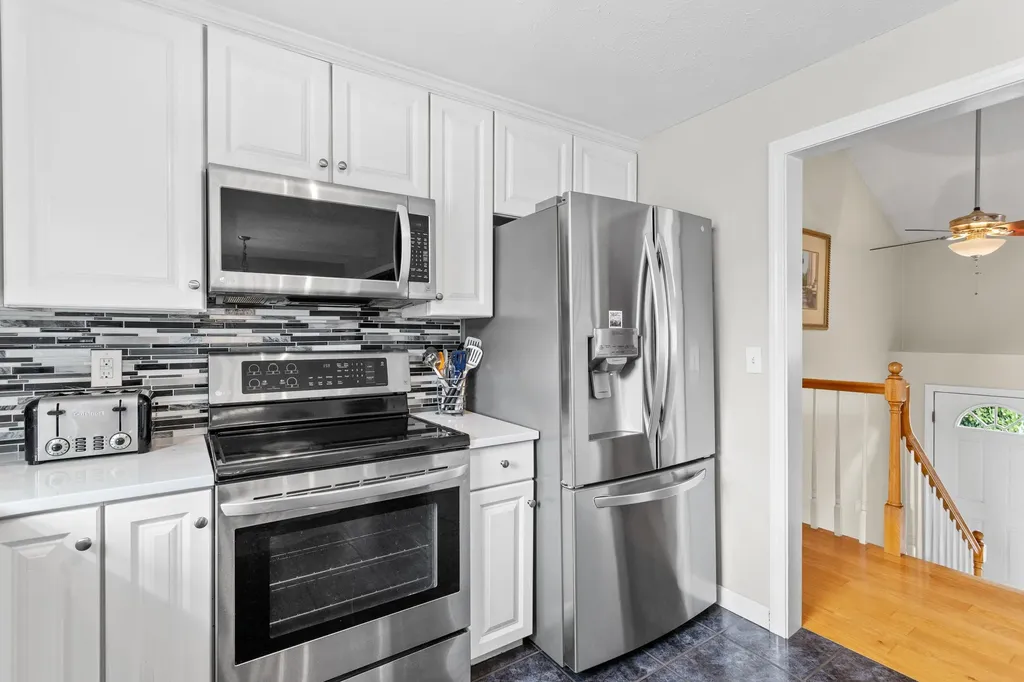 6 Gumpas Hill Road Pelham NH 03076