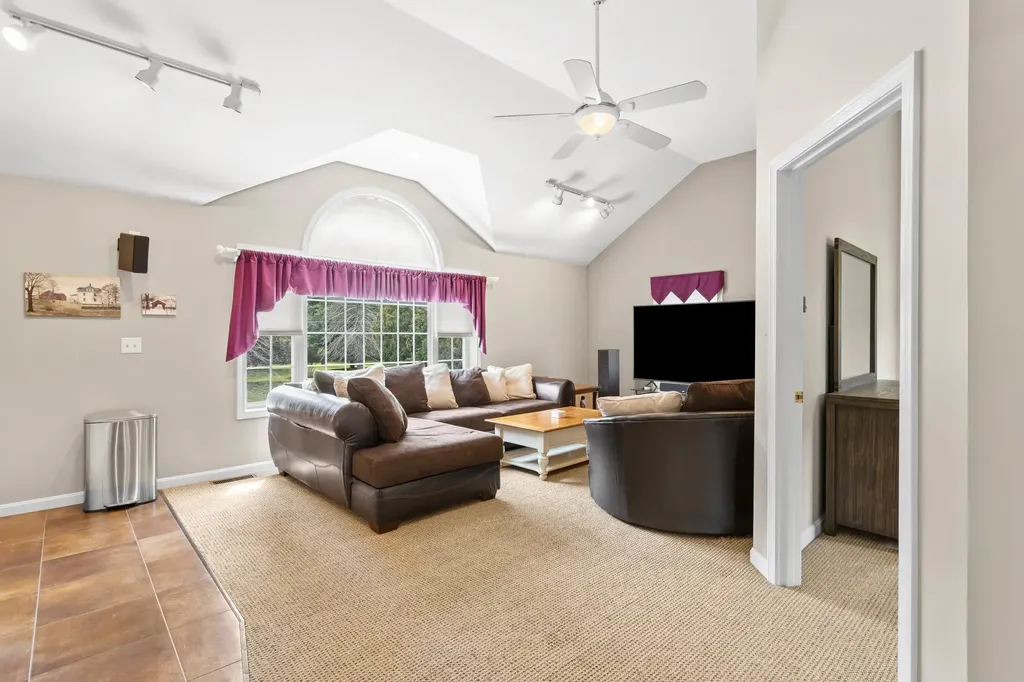 6 Gumpas Hill Road Pelham NH 03076