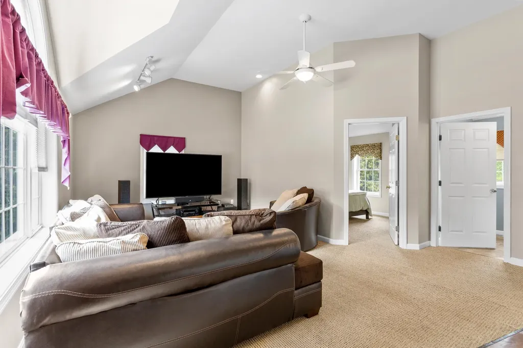 6 Gumpas Hill Road Pelham NH 03076