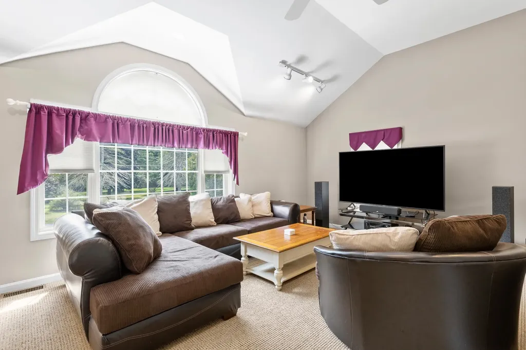 6 Gumpas Hill Road Pelham NH 03076