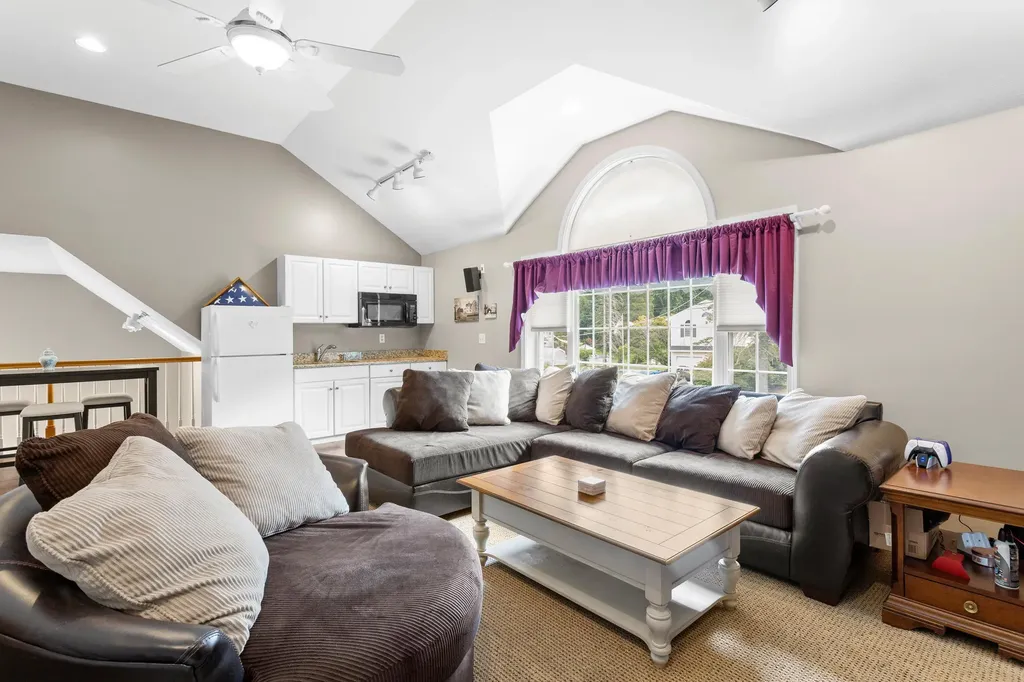 6 Gumpas Hill Road Pelham NH 03076