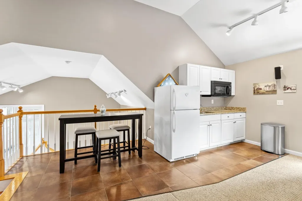 6 Gumpas Hill Road Pelham NH 03076