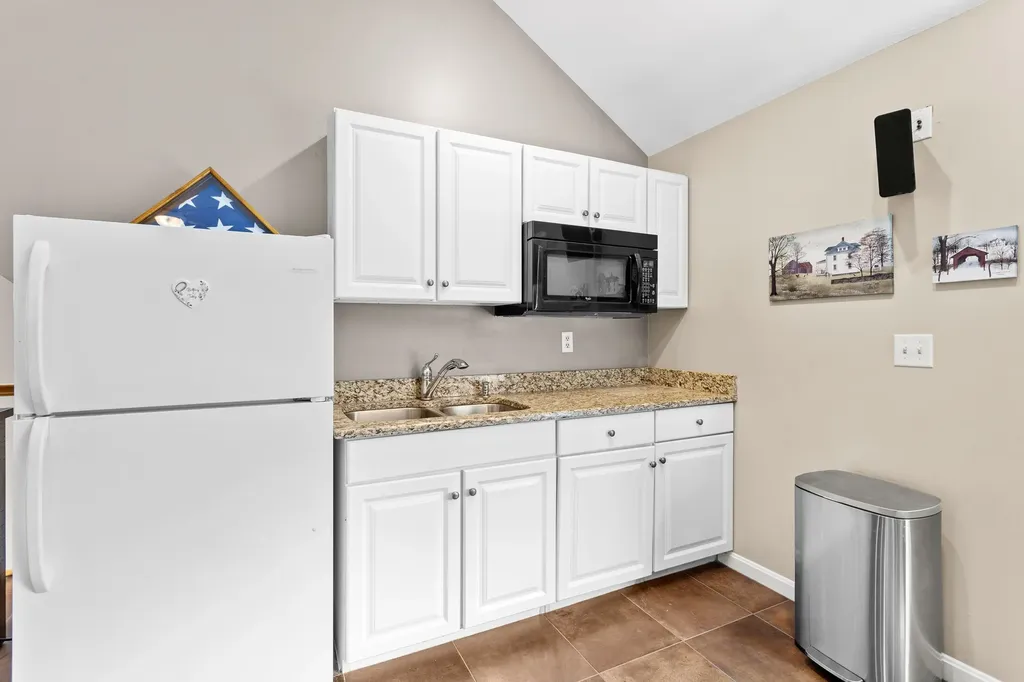 6 Gumpas Hill Road Pelham NH 03076