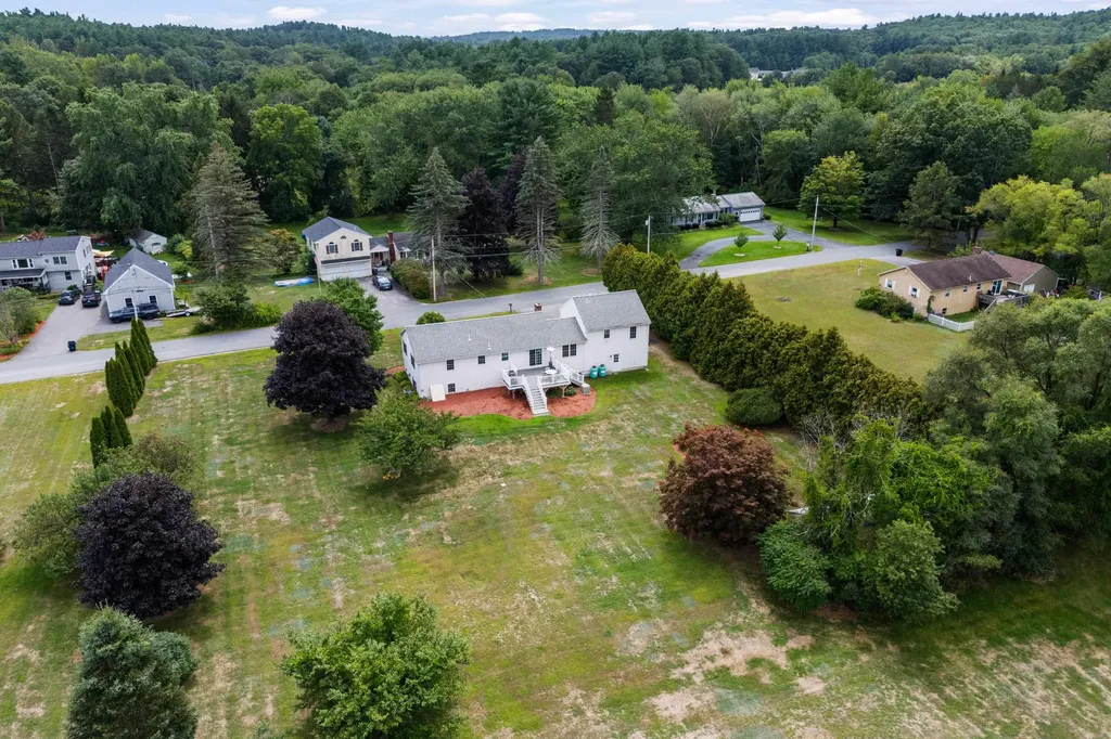 6 Gumpas Hill Road Pelham NH 03076