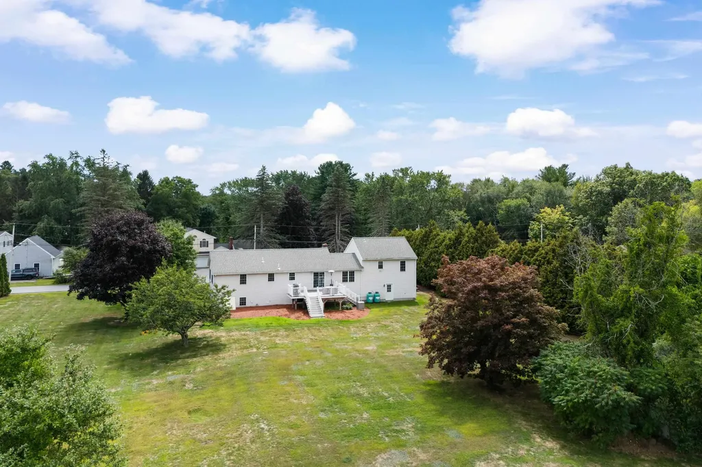 6 Gumpas Hill Road Pelham NH 03076