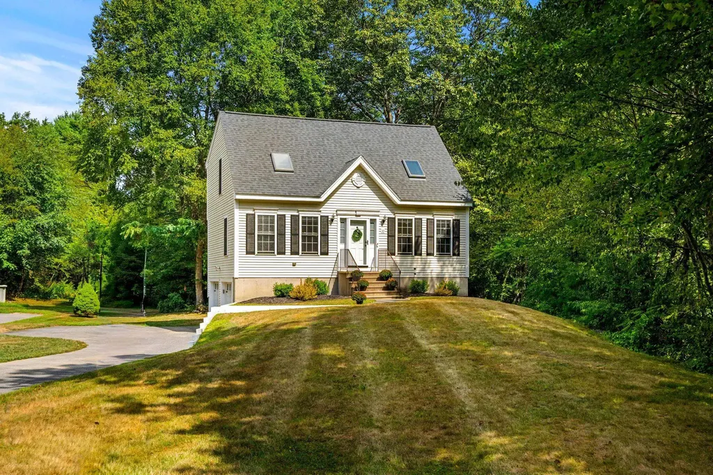 33 Drew Woods Drive Derry NH 03038